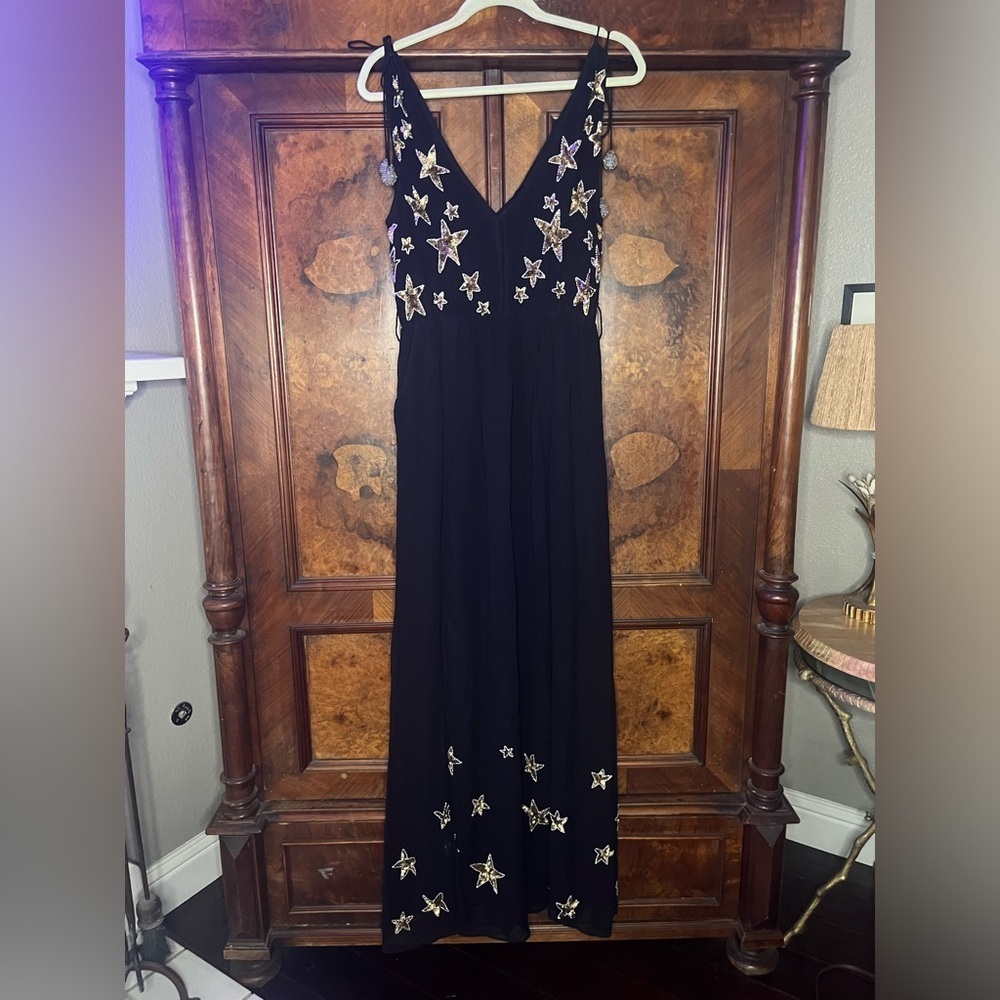 NWT Vero Alfie- Elegant Black Star Embellished Dress. Size M